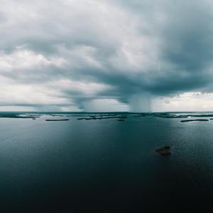 奥特之母坐钢筋
